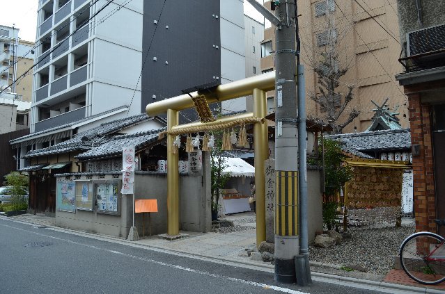 写真を見るだけでもご利益がありそうな、金運アップの京都の御金神社とお守り