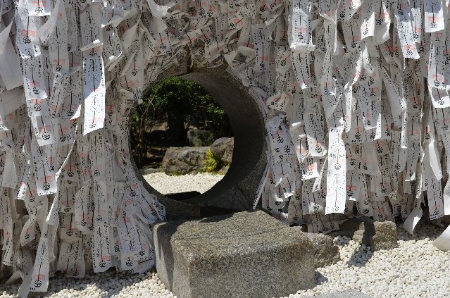 男女の縁から病気、酒、煙草、賭事などの悪縁を切り、良縁を結ぶ「安井金毘羅宮」のご紹介 男女の縁から病気、酒、煙草、賭事などの悪縁を切り、良縁を結ぶ「安井金毘羅宮」のご紹介