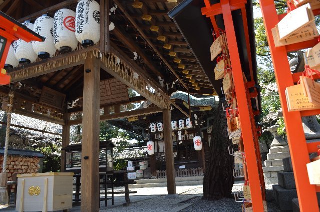 男女の縁から病気、酒、煙草、賭事などの悪縁を切り、良縁を結ぶ「安井金毘羅宮」のご紹介 男女の縁から病気、酒、煙草、賭事などの悪縁を切り、良縁を結ぶ「安井金毘羅宮」のご紹介