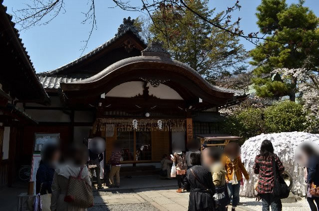 男女の縁から病気、酒、煙草、賭事などの悪縁を切り、良縁を結ぶ「安井金毘羅宮」のご紹介 男女の縁から病気、酒、煙草、賭事などの悪縁を切り、良縁を結ぶ「安井金毘羅宮」のご紹介