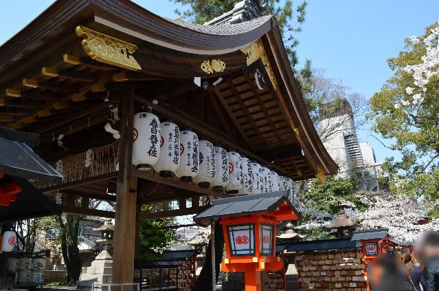 男女の縁から病気、酒、煙草、賭事などの悪縁を切り、良縁を結ぶ「安井金毘羅宮」のご紹介 男女の縁から病気、酒、煙草、賭事などの悪縁を切り、良縁を結ぶ「安井金毘羅宮」のご紹介