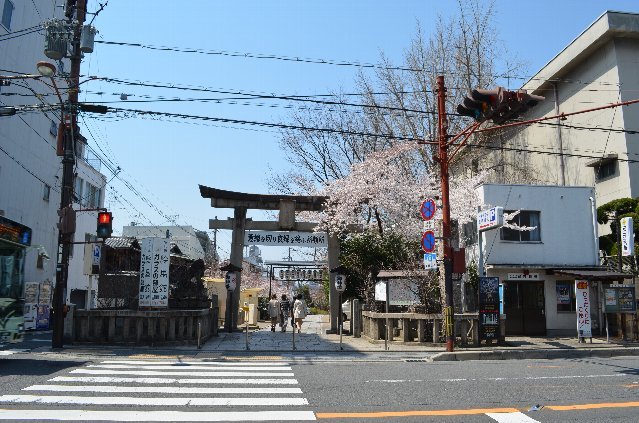 男女の縁から病気、酒、煙草、賭事などの悪縁を切り、良縁を結ぶ「安井金毘羅宮」のご紹介